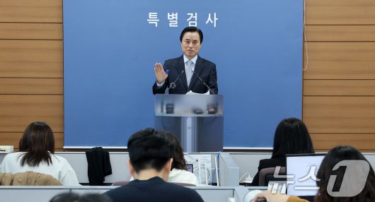 조은석 특검이 15일 서울 서초구 서울고검에서 윤석열 전 대통령의 비상계엄 선포 동기와 최초 준비 시점 등을 포함한 수사 결과를 발표하고 있다. (공동취재) 2025.12.15/뉴스1 ⓒ News1 박지혜 기자