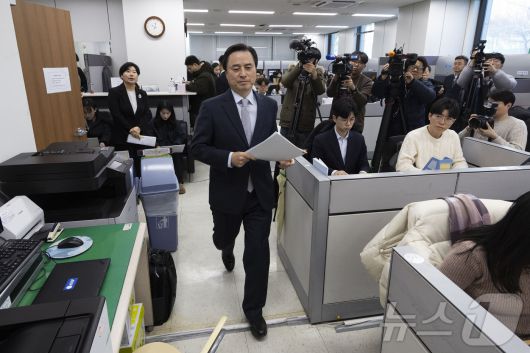 12·3 비상계엄 관련 내란·외환 의혹을 수사했던 내란 특검팀의 조은석 특별검사가 15일 오전 서울 서초구 고등검찰청에서 180일간의 수사 기간을 마치고 최종 수사 결과를 발표하기 위해 브리핑룸으로 들어서고 있다. (공동취재) 2025.12.15/뉴스1 ⓒ News1 박지혜 기자