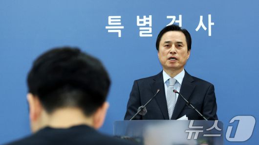 조은석 특검이 15일 서울 서초구 서울고검에서 윤석열 전 대통령의 비상계엄 선포 동기와 최초 준비 시점 등을 포함한 수사 결과를 발표하고 있다. (공동취재) 2025.12.15/뉴스1 ⓒ News1 박지혜 기자