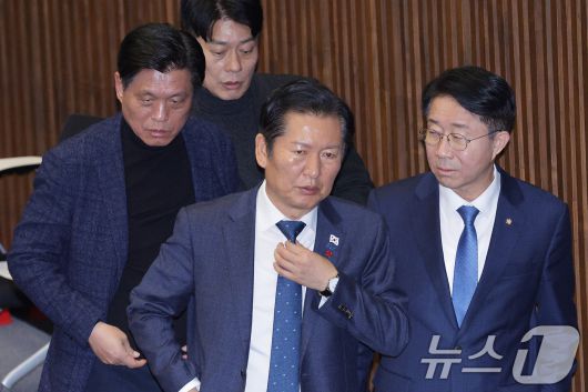 정청래 더불어민주당 대표와 김병기 원내대표가 13일 서울 여의도 국회에서 열린 제430회국회(임시회) 제1차 본회의에서 의원들과 대화하고 있다. 2025.12.13/뉴스1 ⓒ News1 신웅수 기자