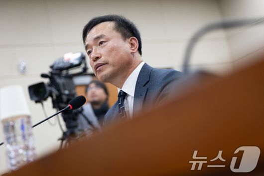 김종철 방송미디어통신위원회 위원장 후보자가 16일 서울 여의도 국회에서 열린 인사청문회에서 의원 질의에 답하고 있다. 2025.12.16/뉴스1 ⓒ News1 유승관 기자