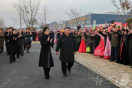 (평양 노동신문=뉴스1) = 북한 노동당 기관지 노동신문은 지난 15일 김정은 당 총비서가 강동군 지방공업공장 및 종합봉사소 준공식에 참석했다고 16일 보도했다. [국내에서만 사용가능. 재배포 금지. DB 금지. For Use Only in the Republic of Korea. Redistribution Prohibited] rodongphoto@news1.kr