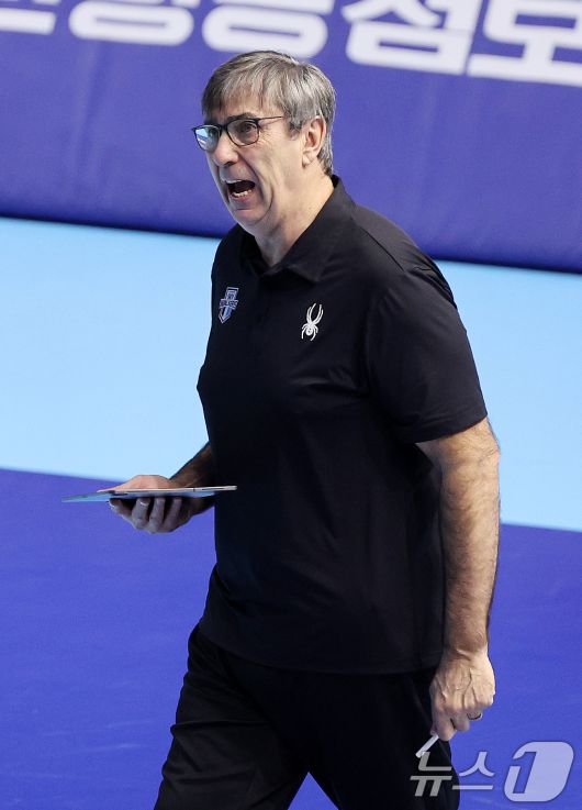 필립 블랑 현대캐피탈 감독이 16일 인천 계양체육관에서 열린 진에어 2025-26 V리그 현대캐피탈과 대한항공의 경기에서 작전지시를 하고 있다. 2025.12.16/뉴스1 ⓒ News1 박지혜 기자