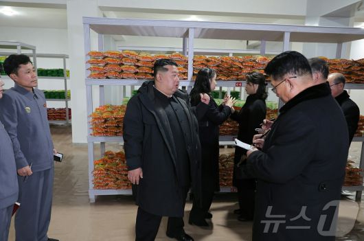 (평양 노동신문=뉴스1) = 북한 노동당 기관지 노동신문은 지난 15일 김정은 당 총비서가 강동군 지방공업공장 및 종합봉사소 준공식에 참석했다고 16일 보도했다. [국내에서만 사용가능. 재배포 금지. DB 금지. For Use Only in the Republic of Korea. Redistribution Prohibited] rodongphoto@news1.kr