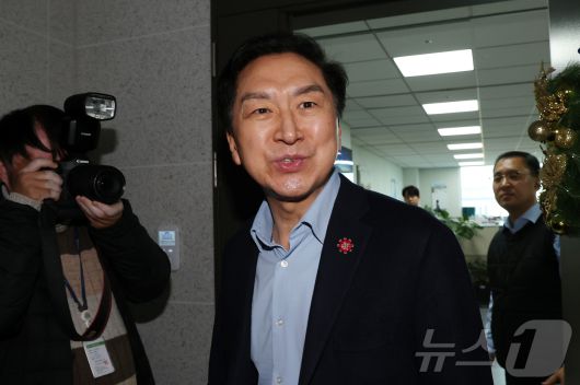 김건희특검이 '로저비비에 클러치백 수수 의혹'과 관련해 김기현 의원실과 자택에 대한 압수수색에 착수한 17일 오전 서울 여의도 국회의원회관에서 김기현 의원이 사무실로 들어가며 취재진 질문에 답하고 있다. 2025.12.17/뉴스1 ⓒ News1 장수영 기자