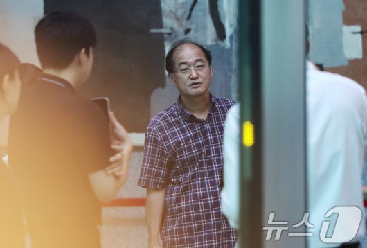 노상원 전 국군정보사령관의 친동생이자 변호인을 맡은 노종래 변호사가 29일 오전 12·3 비상계엄 내란·외환 사건을 수사하는 특검팀이 위치한 서울고등검찰청 로비에서 기자들과 대화를 하고 있다. 2025.7.29/뉴스1 ⓒ News1 장수영 기자