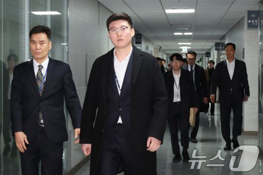 '로저비비에 클러치백 수수 의혹'과 관련해 김기현 의원실과 자택에 대한 압수수색에 착수한 김건희 특검팀이 17일 서울 여의도 국회의원회관 김기현 의원실로 들어가고 있다. 2025.12.17/뉴스1 ⓒ News1 장수영 기자