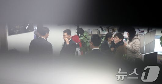 '로저비비에 클러치백 수수 의혹'과 관련해 김기현 의원실과 자택에 대한 압수수색에 착수한 김건희 특검팀이 17일 서울 여의도 국회의원회관 김기현 의원실에 도착해 있다. 2025.12.17/뉴스1 ⓒ News1 장수영 기자