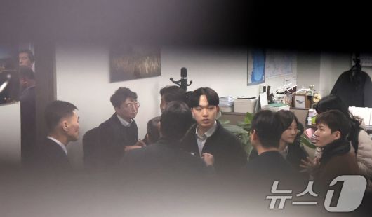 '로저비비에 클러치백 수수 의혹'과 관련해 김기현 의원실과 자택에 대한 압수수색에 착수한 김건희 특검팀이 17일 서울 여의도 국회의원회관 김기현 의원실에 도착한 가운데 김 의원(왼쪽 위) 상황을 지켜보고 있다. 2025.12.17/뉴스1 ⓒ News1 장수영 기자