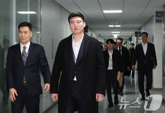 '로저비비에 클러치백 수수 의혹'과 관련해 김기현 의원실과 자택에 대한 압수수색에 착수한 김건희 특검팀이 17일 서울 여의도 국회의원회관 김기현 의원실로 들어가고 있다. 2025.12.17/뉴스1 ⓒ News1 장수영 기자