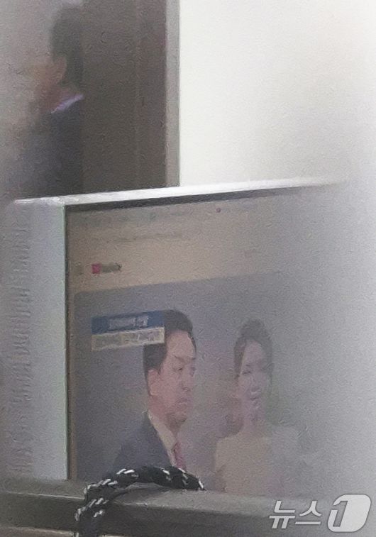 김건희특검이 '로저비비에 클러치백 수수 의혹'과 관련해 김기현 의원실과 자택에 대한 압수수색에 착수한 17일 서울 여의도 국회의원회관 김기현 의원실의 모니터로 관련 뉴스가 송출되고 있다. 2025.12.17/뉴스1 ⓒ News1 장수영 기자