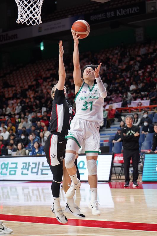 골밑슛을 시도하는 부천 하나은행의 진안. (WKBL 제공)