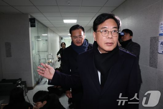 김건희특검이 '로저비비에 클러치백 수수 의혹'과 관련해 김기현 의원실과 자택에 대한 압수수색에 착수한 17일 오전 서울 여의도 국회의원회관에서 송언석 국민의힘 원내대표와 유상범 원내수석부대표가 김기현 의원실 방문을 마치고 있다. 2025.12.17/뉴스1 ⓒ News1 장수영 기자