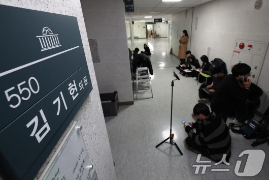 김건희특검이 '로저비비에 클러치백 수수 의혹'과 관련해 김기현 의원실과 자택에 대한 압수수색에 착수한 17일 오전 서울 여의도 국회의원회관 김기현 의원 사무실에서 취재진이 대기하고 있다. 2025.12.17/뉴스1 ⓒ News1 장수영 기자