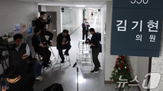 김건희특검이 '로저비비에 클러치백 수수 의혹'과 관련해 김기현 의원실과 자택에 대한 압수수색에 착수한 17일 오전 서울 여의도 국회의원회관 김기현 의원 사무실에서 취재진이 대기하고 있다. 2025.12.17/뉴스1 ⓒ News1 장수영 기자