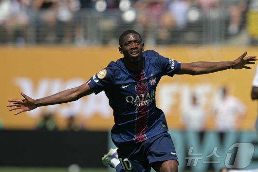 FIFA 올해의 선수상을 받은 뎀벨레ⓒ AFP=뉴스1