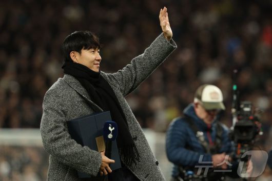 토트넘 구단을 찾아 인사한 손흥민 ⓒ AFP=뉴스1