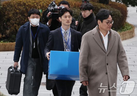 '관봉권 띠지 폐기 의혹'을 수사중인 안권섭 상설특별검사팀이 19일 오전 수색·검증 영장을 집행하기 위해 서울 중구 한국은행 발권국으로 향하고 있다. 2025.12.19/뉴스1 ⓒ News1 구윤성 기자