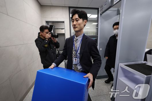 '관봉권 띠지 폐기 의혹'을 수사중인 안권섭 상설특별검사팀 수사관들이 19일 오전 수색·검증 영장을 집행하기 위해 서울 중구 한국은행 발권국으로 향하고 있다. 2025.12.19/뉴스1 ⓒ News1 구윤성 기자