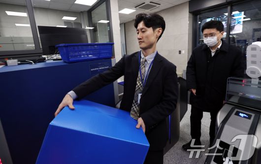 '관봉권 띠지 폐기 의혹'을 수사중인 안권섭 상설특별검사팀이 19일 오전 수색·검증 영장을 집행하기 위해 서울 중구 한국은행 발권국으로 향하고 있다. 2025.12.19/뉴스1 ⓒ News1 구윤성 기자