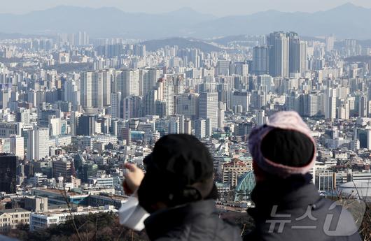 서울 중구 남산에서 바라본 서울 도심 아파트 단지 모습.  ⓒ News1 장수영 기자