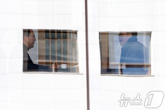 송언석 국민의힘 원내대표와 천하람 개혁신당 원내대표가 21일 서울 여의도의 한 식당에서 '통일교 특검법' 합의를 위한 오찬 회동을 하고 있다. 2025.12.21/뉴스1 ⓒ News1 이승배 기자