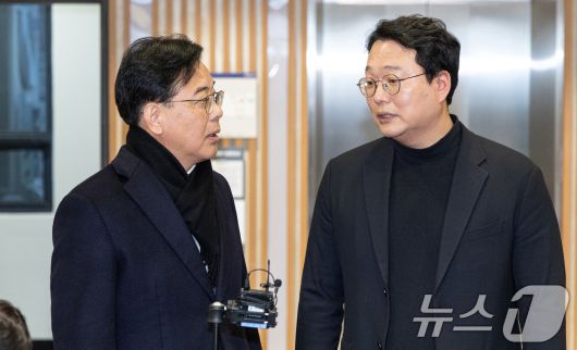 송언석 국민의힘 원내대표와 천하람 개혁신당 원내대표가 21일 서울 여의도의 한 식당에서 '통일교 특검법' 합의를 위한 오찬 회동을 마치고 브리핑하고 있다. 2025.12.21/뉴스1 ⓒ News1 이승배 기자