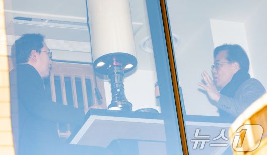 송언석 국민의힘 원내대표와 천하람 개혁신당 원내대표가 21일 서울 여의도의 한 식당에서 '통일교 특검법' 합의를 위한 오찬 회동을 하고 있다. 2025.12.21/뉴스1 ⓒ News1 이승배 기자