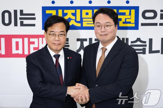 국민의힘 송언석, 개혁신당 천하람 원내대표가 지난 17일 서울 여의도 국회에서 만나 손을 맞잡고 있다. 2025.12.17/뉴스1 ⓒ News1 유승관 기자