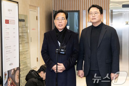 송언석 국민의힘 원내대표와 천하람 개혁신당 원내대표가 21일 서울 여의도의 한 식당에서 '통일교 특검법' 합의를 위한 오찬 회동을 마치고 브리핑하고 있다. 2025.12.21/뉴스1 ⓒ News1 이승배 기자