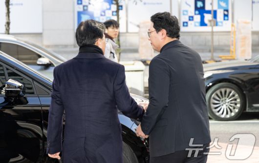 송언석 국민의힘 원내대표와 천하람 개혁신당 원내대표가 21일 서울 여의도의 한 식당에서 '통일교 특검법' 합의를 위한 오찬 회동을 마치고 악수하고 있다. 2025.12.21/뉴스1 ⓒ News1 이승배 기자