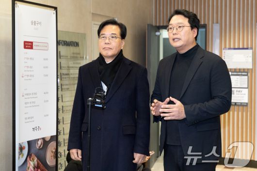 송언석 국민의힘 원내대표와 천하람 개혁신당 원내대표가 21일 서울 여의도의 한 식당에서 '통일교 특검법' 합의를 위한 오찬 회동을 마치고 브리핑하고 있다. 2025.12.21/뉴스1 ⓒ News1 이승배 기자