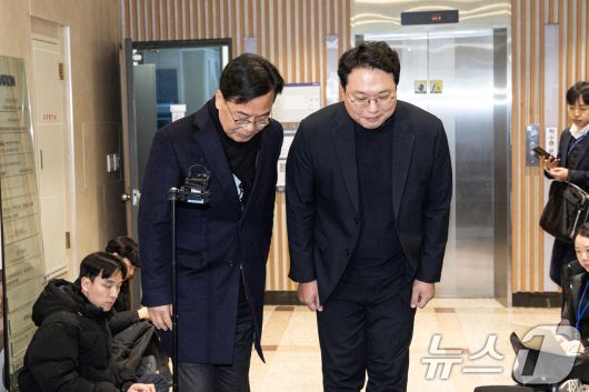 송언석 국민의힘 원내대표와 천하람 개혁신당 원내대표가 21일 서울 여의도의 한 식당에서 '통일교 특검법' 합의를 위한 오찬 회동을 마치고 브리핑한 뒤 인사하고 있다. 2025.12.21/뉴스1 ⓒ News1 이승배 기자