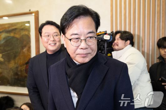 송언석 국민의힘 원내대표와 천하람 개혁신당 원내대표가 21일 서울 여의도의 한 식당에서 '통일교 특검법' 합의를 위한 오찬 회동을 마치고 발걸음을 옮기고 있다. 2025.12.21/뉴스1 ⓒ News1 이승배 기자