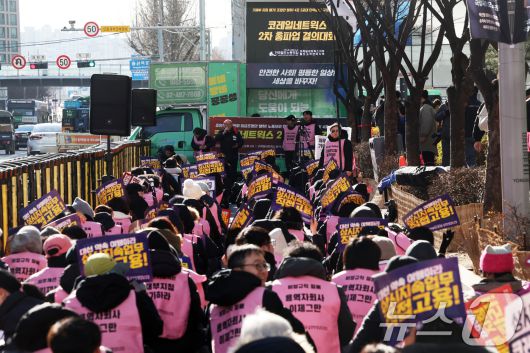 민주노총 전국철도노조 코레일네트웍스지부, 철도고객센터지부 소속 조합원들이 22일 오후 서울 용산구 코레일네트웍스 본사 앞에서 총파업 결의대회를 진행하고 있다. 2025.12.22/뉴스1 ⓒ News1 황기선 기자