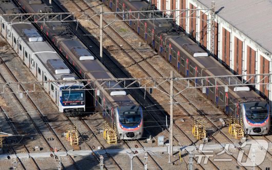 성과급 정상화를 요구하는 전국철도노동조합(철도노조)의 총파업을 하루 앞둔 22일 서울 구로구 한국철도공사 구로차량사업소에 열차가 이동하고 있다.2025.12.22/뉴스1 ⓒ News1 안은나 기자