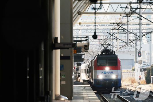 전국철도노동조합(철도노조) 총파업을 하루 앞둔 22일 서울역에서 승객들이 열차에 하차하고 있다.  2025.12.22/뉴스1 ⓒ News1 황기선 기자