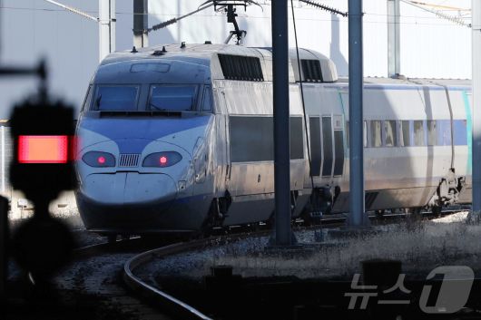 전국철도노동조합(철도노조) 총파업을 하루 앞둔 22일 서울역에서 열차가 이동하고 있다.  2025.12.22/뉴스1 ⓒ News1 황기선 기자