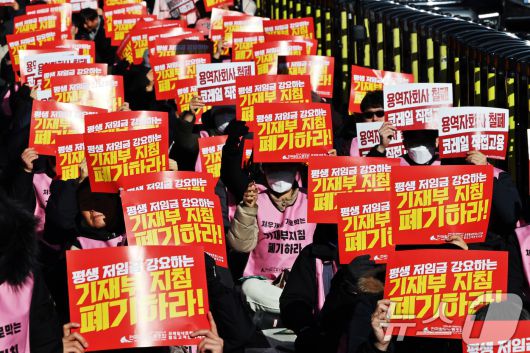 민주노총 전국철도노조 코레일네트웍스지부, 철도고객센터지부 소속 조합원들이 22일 오후 서울 용산구 코레일네트웍스 본사 앞에서 총파업 결의대회를 진행하고 있다.  2025.12.22/뉴스1 ⓒ News1 황기선 기자