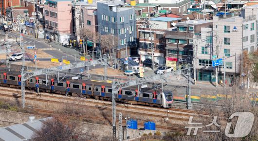 성과급 정상화를 요구하는 전국철도노동조합(철도노조)의 총파업을 하루 앞둔 22일 서울 구로구 한국철도공사 구로차량사업소 인근에 열차가 이동하고 있다. 2025.12.22/뉴스1 ⓒ News1 안은나 기자