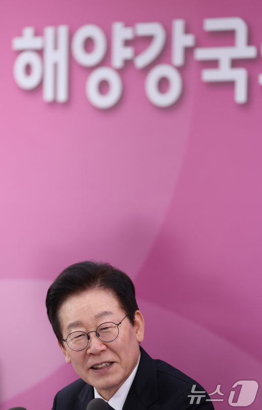 이재명 대통령이 23일 부산 동구 해양수산부 청사에서 열린 해수부 업무보고에서 발언하고 있다. (대통령실통신사진기자단) 2025.12.23/뉴스1 ⓒ News1 이재명 기자