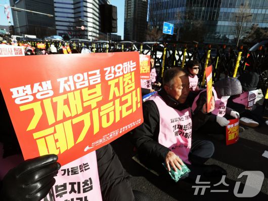 민주노총 전국철도노조 코레일네트웍스지부, 철도고객센터지부 소속 조합원들이 지난 22일 오후 서울 용산구 코레일네트웍스 본사 앞에서 총파업 결의대회를 진행하고 있다.  2025.12.22/뉴스1 ⓒ News1 황기선 기자