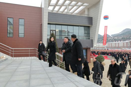 (평양 노동신문=뉴스1) = 지난 15일 강동군 지방공업공장 준공식에서 주애가 김정은 당 총비서를 앞서 걷는 듯한 모습이 매체를 통해 보도됐다. [국내에서만 사용가능. 재배포 금지. DB 금지. For Use Only in the Republic of Korea. Redistribution Prohibited] rodongphoto@news1.kr