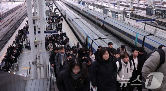 전국철도노동조합이 총파업을 유보한 23일 오전 서울역에서 시민들이 정상 운행 중인 열차를 이용하고 있다.  2025.12.23/뉴스1 ⓒ News1 박지혜 기자