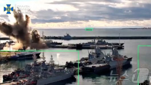 우크라이나 보안국(SBU)은 15일(현지시간) 러시아 노보로시스크 항구에서 우크라이나의 공격 사거리 밖에 정박해 있던 러시아 잠수함을 우크라이나산 '서브 시 베이비'(Sub Sea Baby) 수중 드론으로 타격했다고 밝혔다. 사진은 우크라이나가 흑해 해군기지에 정박한 러시아 잠수함을 수중 드론으로 타격해 무력화했다고 주장하며 공개한 영상. ⓒ 로이터=뉴스1 ⓒ News1 황기선 기자