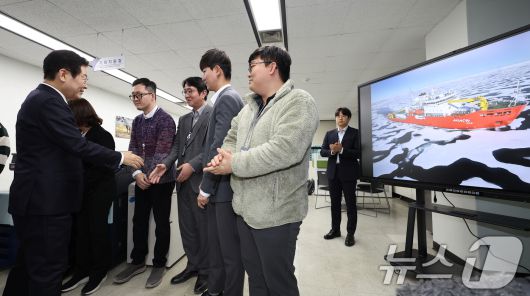 이재명 대통령이 23일 개청한 부산 동구 해양수산부에서 북극항로 추진단 직원들을 격려하고 있다. (대통령실통신사진기자단) 2025.12.23/뉴스1 ⓒ News1 이재명 기자