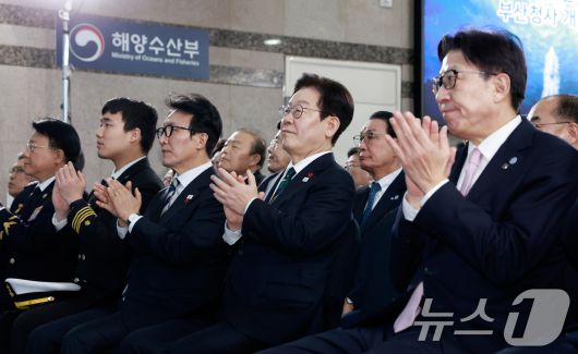 이재명 대통령이 23일 부산 동구 해양수산부 청사에서 열린 개청식에서 경과보고를 경청한 뒤 박수 치고 있다. (대통령실통신사진기자단) 2025.12.23/뉴스1 ⓒ News1 허경 기자