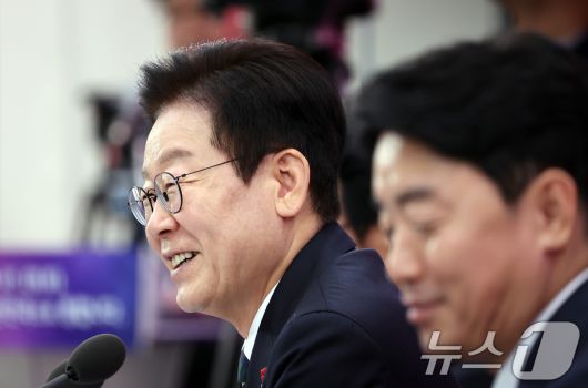 이재명 대통령이 23일 부산 동구 해양수산부 청사에서 열린 해수부 업무보고에서 발언하고 있다. (대통령실통신사진기자단) 2025.12.23/뉴스1 ⓒ News1 이재명 기자