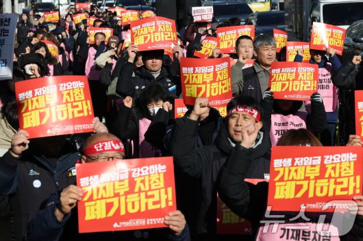 민주노총 전국철도노조 코레일네트웍스지부, 철도고객센터지부 소속 조합원들이 지난 22일 오후 서울 용산구 코레일네트웍스 본사 앞에서 총파업 결의대회를 갖고 구호를 외치고 있다. 2025.12.22/뉴스1 ⓒ News1 황기선 기자