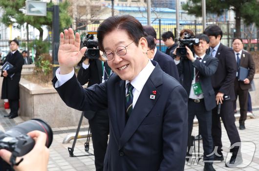 이재명 대통령이 23일 부산 동구 해양수산부 청사에서 열린 개청식에 참석하며 시민들에게 인사하고 있다. (대통령실통신사진기자단) 2025.12.23/뉴스1 ⓒ News1 이재명 기자